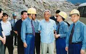 2002年6月1日，時(shí)任全國(guó)人大常委會(huì)副委員長(zhǎng)鄒家華視察江西亞?wèn)|。