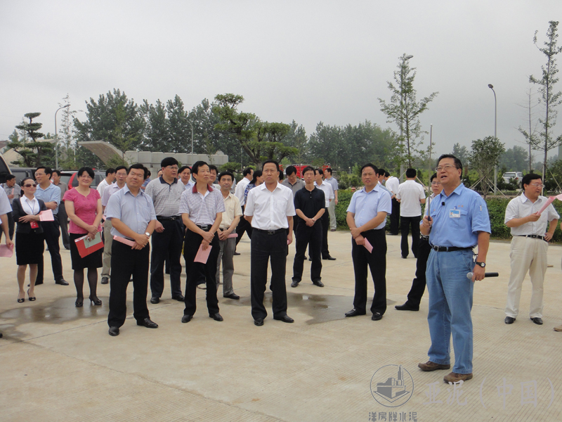 2011年7月，黃岡市市長劉雪榮、武穴市委書記吳美景視察黃岡亞東