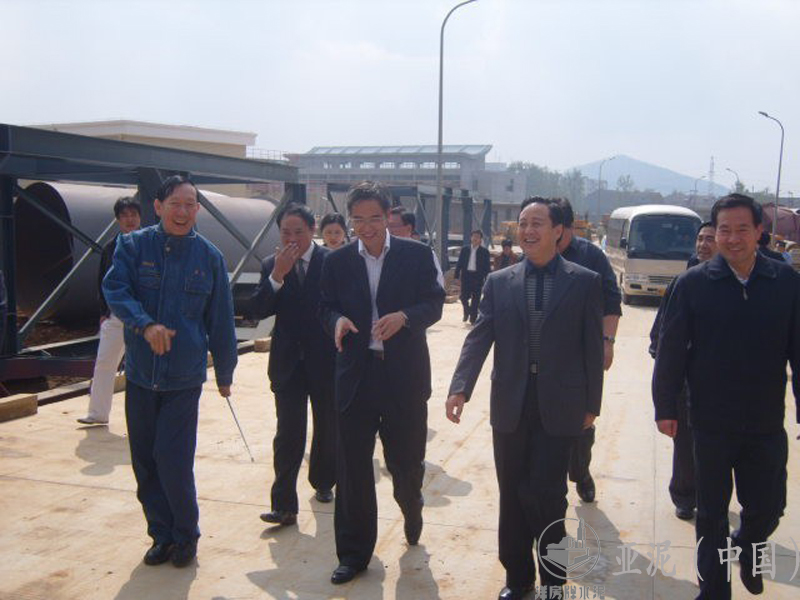 2009年10月，湖北省紀(jì)委書記黃先耀部長、劉善橋書記、張社教書記視察廠區(qū)