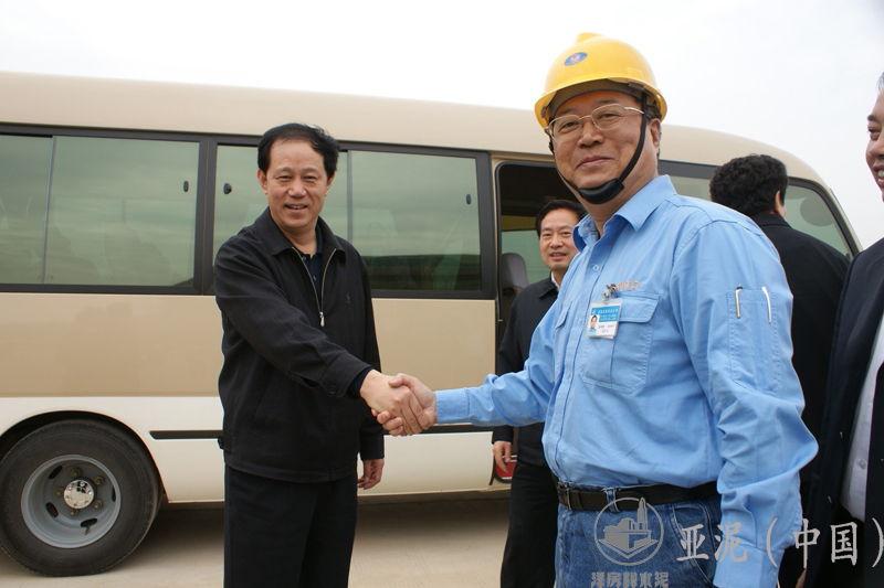 2009年4月，湖北省委常委組織部長潘立剛視察黃岡亞東