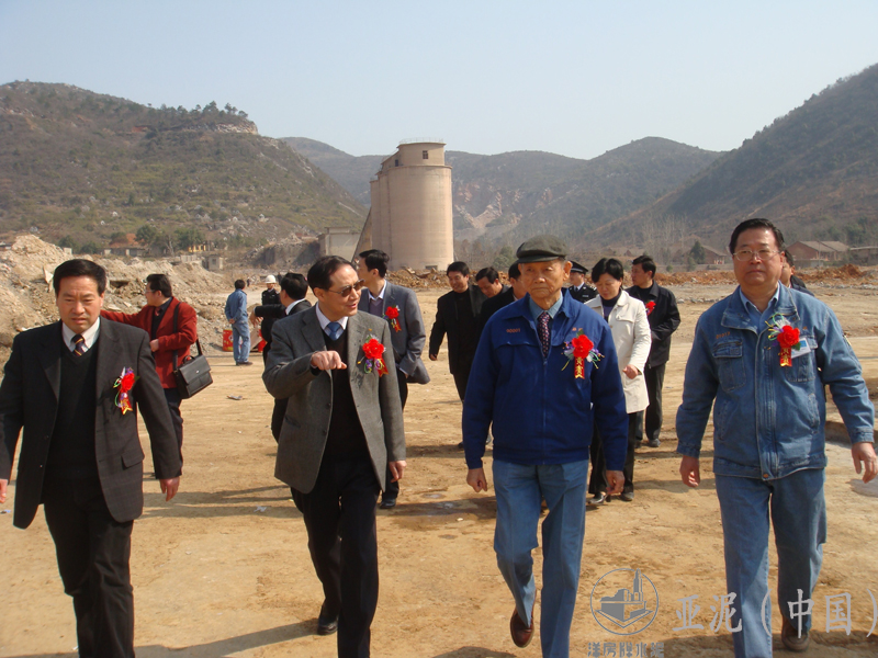 2008年3月，湖北省臺(tái)辦尤習(xí)貴主任與黃岡市委書記劉善橋視察廠區(qū)建設(shè)