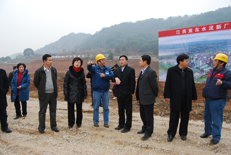 2011年1月9日，江西省政協(xié)副主席、九江市委書記鐘利貴一行視察江西亞東五、六期工地