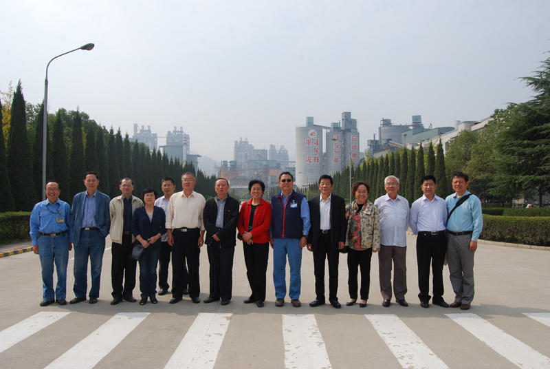 2012年10月26日江西省政府參事考察團(tuán)一行16人至本公司調(diào)研，亞洲水泥（中國(guó)）控股公司執(zhí)行長(zhǎng)吳中立先生親切接待，并合影留念。