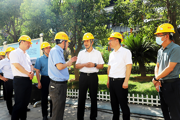 2022年7月13日，江西省人民政府常委副省長(zhǎng)任珠峰參訪江西亞?wèn)|二廠區(qū)，田隆總經(jīng)理于現(xiàn)場(chǎng)介紹公司運(yùn)營(yíng)情況。