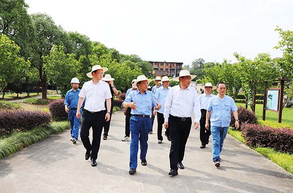 2024年7月9日，江西省人大副主任張小平一行來(lái)江西亞?wèn)|調(diào)研礦區(qū)生態(tài)修復(fù)保護(hù)及相關(guān)工作，亞泥（中國(guó)）張振昆執(zhí)行長(zhǎng)與王海洋副董事長(zhǎng)特別助理一同接待。